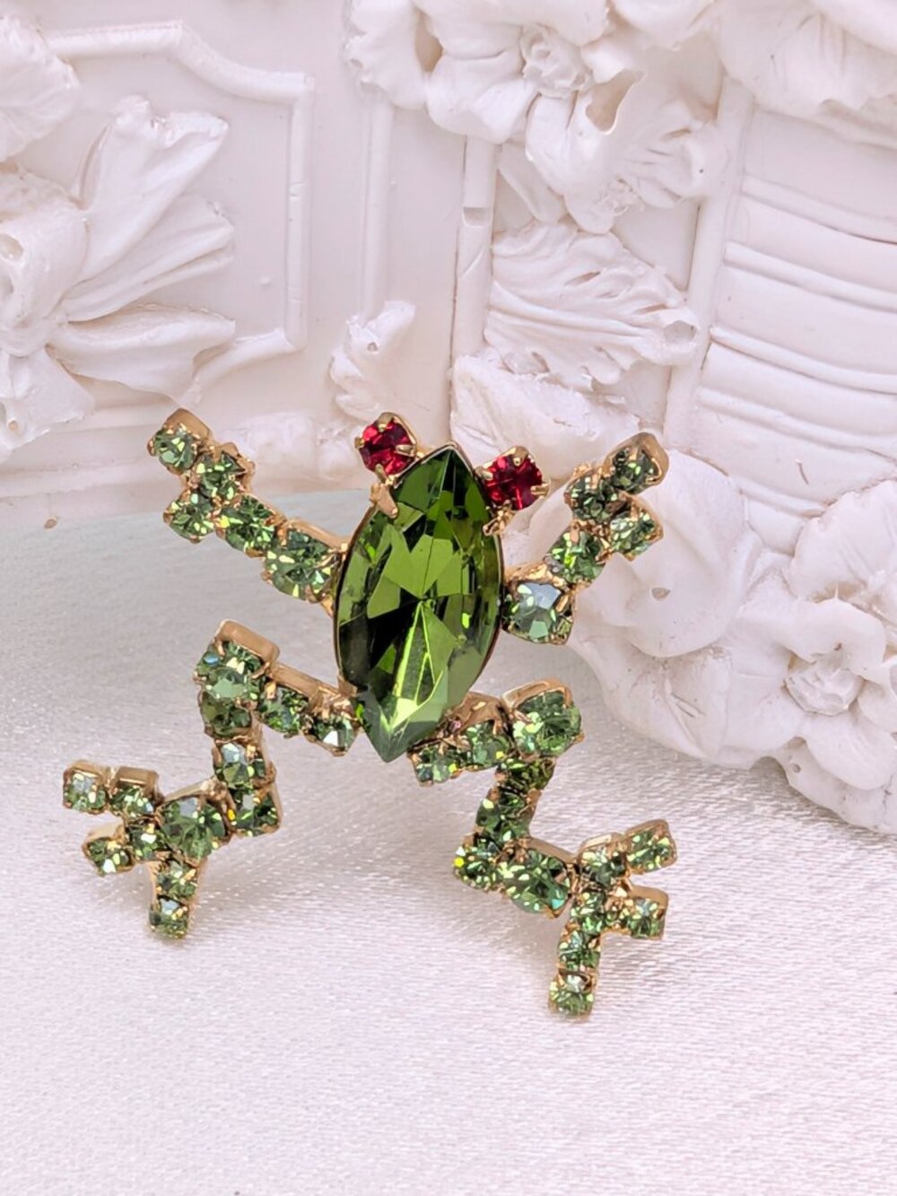 NEW Green Crystal Put'Em Pin Dancing Frog - Picture 7 of 11